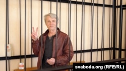 Зьняволены праваабаронца Валадар Цурпанаў падчас суду.