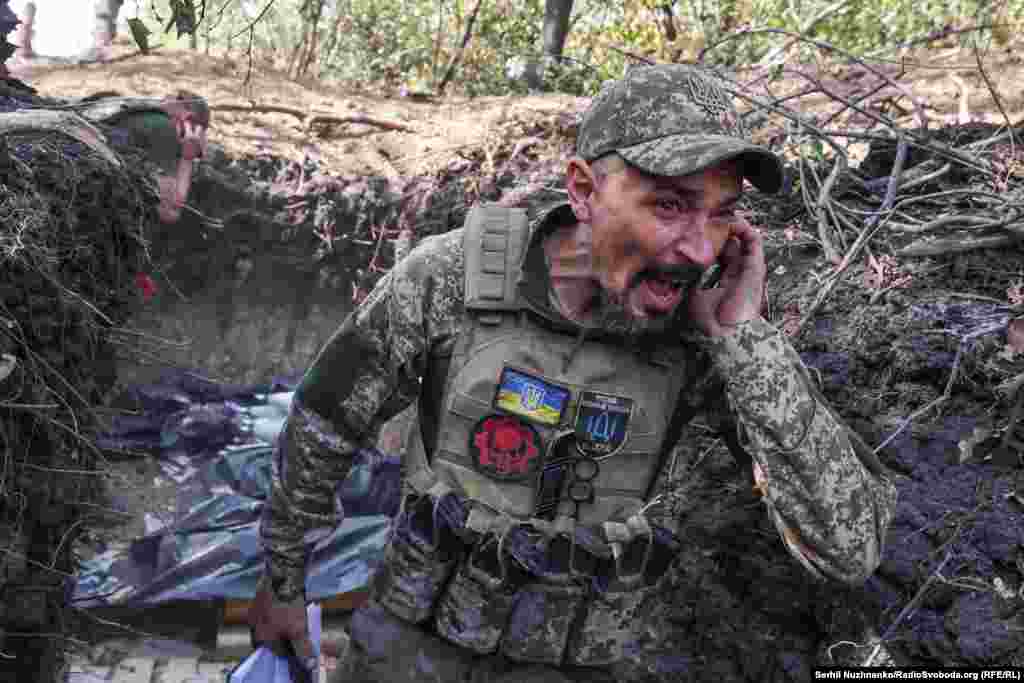40 ёшли украин командири Артём ўз бўлинмасига ўт очиш ҳақида буйруқ бермоқда. Покровск яқини, 2024 йил октябрь ойи