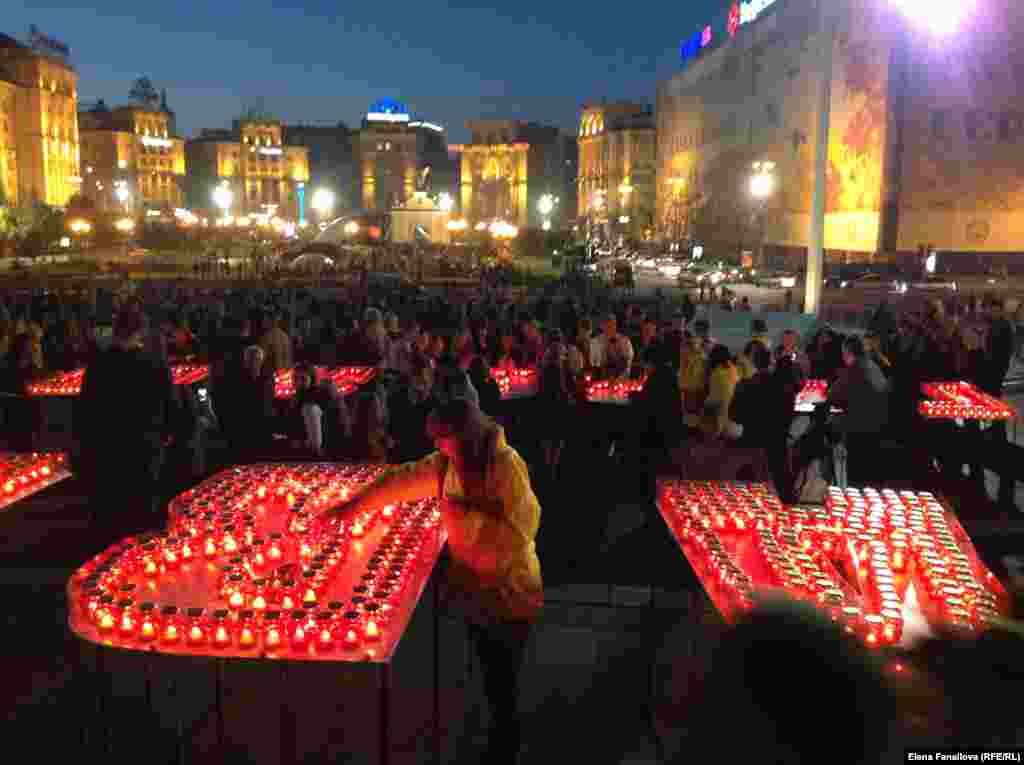 Площадь Независимости: молодежь выкладывает из свечек «Слава Украине! Героям слава!»
