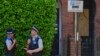 Polis məmurları Britaniya baş naziri Kir Starmerin Londondakı evinin yanğından zərər çəkən girişinin yaxınlığında dayanıblar.