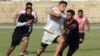 Owganystanyň regbi komandasynyň sportsmeni Mustafa Sadat (ortada). Lahor, Pakistan. 2-nji oktaýabr, 2011 ý.