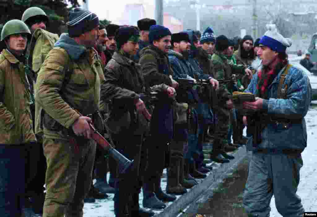 Нохчийн лаамхой гулбелла Соьлжа-ГӀалин коьртачу майданахь 1994-чу шеран гIуран-беттан 17-чу дийнахь. Оьрсийчоьнан эскарш тӀегӀерташ хиларна республикан коьрта шахьар ларъйан кечам беш бу уьш. Цул тӀаьхьа цхьа-ши кӀира даьлча федералаша Соьлжа-ГӀалана штурм йолийра. Иза уггаре а кхетам боцу хилам хилла дӀахӀоьттира, дукха эшамаш хиларе хьаьжча. Соьлжа-ГӀала йерриг аьлча санна хӀаллакйира йеттачу ракеташца а, бомбанашца а. Пхеа кӀиранах хиллачу тӀемашкахь, кеп-кепарчу зерашца, вийна 27 эзар гергга маьрша вахархо. Тхан редакцино <a href="https://d214sdyawzg56r.cloudfront.net/a/novyy-god-pod-zalpy-artillerii-monologi-pe