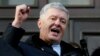 Fostul președinte ucrainean, Petro Poroșenko, își salută susținătorii în fața unei judecătorii după o audiere la Kiev, 19 ianuarie 2022. 