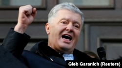 Fostul președinte ucrainean, Petro Poroșenko, își salută susținătorii în fața unei judecătorii după o audiere la Kiev, 19 ianuarie 2022.