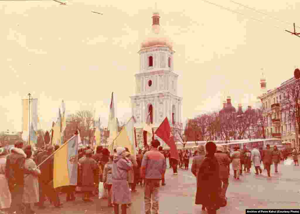 Пізніше труни з тілами Стуса, Литвина і Тихого повезли на Софійську площу, де їх зустрічало дуже багато людей, які, попри острах бути розігнаними силовиками, все одно прийшли провести в останню путь загиблих у радянських тюрмах українських дисидентів. «Люди ховалися по маленьких вуличках. Як тільки три автобуси з домовинами приїхали, площа раз, і наповнилася. Ми хотіли нести тіла на плечах аж на Байкове. Але КГБісти наполягали, що ні, везти у машинах», – пригадує колишній політв’язень Василь Овсієнко