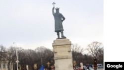 Hanuchia distrusă depusă lîngă statuia lui Ștefan cel Mare
