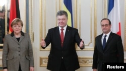 Нахуствазири Олмон Ангела Меркел (аз чап), раисиҷумҳури Украина Петро Порошенко ва раисиҷумҳури Фаронса Франсуа Олланд дар дидори 5-уми феврал