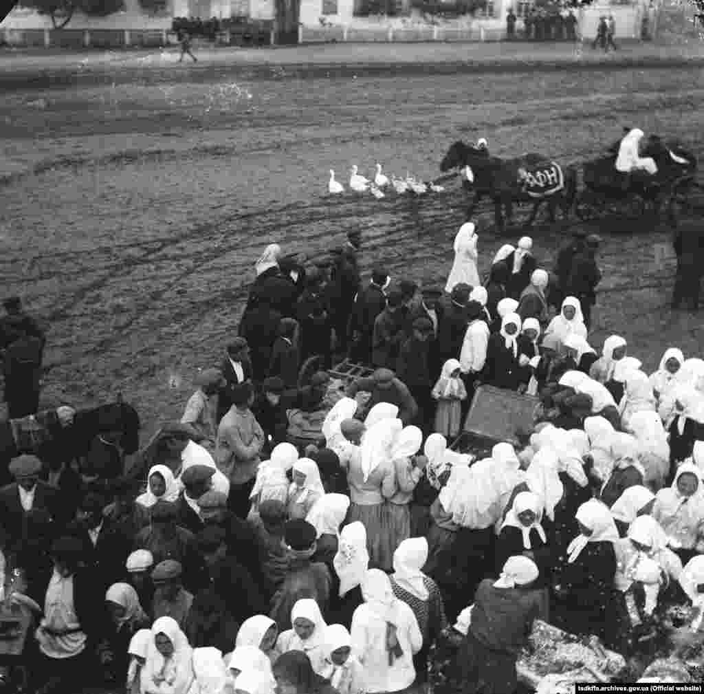 Збори селян у селі Удачне Гришинського району Донецької області під час колективізації, 1930&ndash;1933 роки