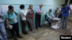 Следить за процессом голосования будут около 3700 наблюдателей из более чем двадцати международных и грузинских организаций. Пристально следить организациям предстоит и за последующим подсчетом голосов