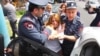 Полицейские с применением сил выводят оппозиционного кандидата в мэры Еревана Заруи Постанджян из штаба РПА в Аване, Ереван, 14 мая 2017 г․