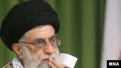 آقای خامنه ای، از اجرای روند خصوصی سازی انتقاد کرده است.