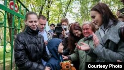 Дитину не забрали зі школи до 18:00. Після цього вчителі викликали органи опіки, не зателефонувавши родичам