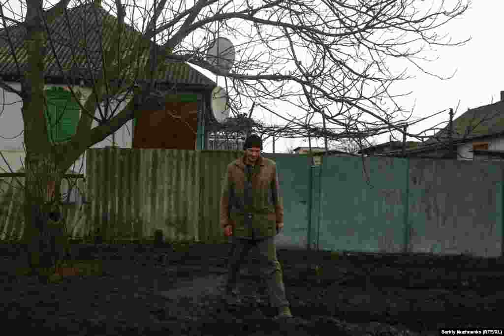 Donetsk sebitiniň Terny obasynyň ýaşaýjysy tamynyň golaýynda, 2023-nji ýylyň marty. Oba ugrundaky söweş 2023-nji ýylyň ýanwar aýynda başlanyp, şu ýylyň başynda ol doly eýelendi.