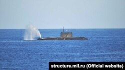 Підводний човен бере участь у навчаннях з кораблями та морською авіацією