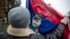 Srpski nacionalista sa zastavom na kojoj je osuđeni ratni zločinac Ratko Mladić, u Beogradu, pred molitvu Mladiću