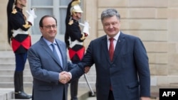 Порошенко (п) і Олланд під час зустрічі в Парижі 21 червня 2016 року