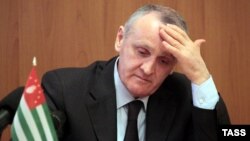 Многие в Абхазии предположили, что призыв к экс-президенту Александрe Анквабe о возвращении прозвучал вчера в Очамчыре неслучайно