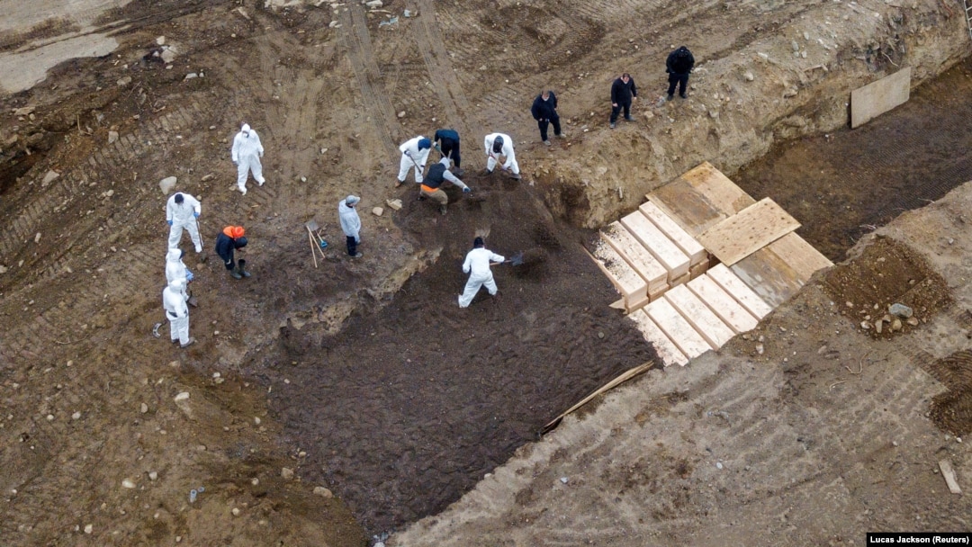 
Sahranjivanje žrtava korona virusa u Njujorku. Fotografija sa drone, zabeležena 9. Aprila 2020.
