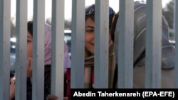 زنان علاقهمند به فوتبال در ایران از ورود به ورزشگاهها و تماشای فوتبال از نزدیک محرومند (عکس از ارشیو)