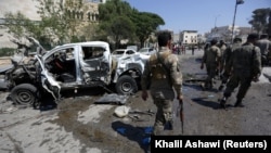 Бойци от свободната сирийска армия оглеждат избухнала кола бомба в Азаз, Сирия, 1 септември 2018 г.