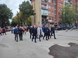 Pjesëtarë të Listës Serbe duke votuar bashkërisht në Mitrovicë të Veriut.
