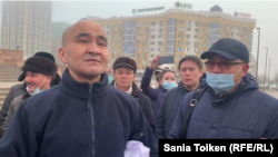 Макс Бокаев абактан чыккан күнү тартылган сүрөт.