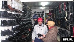 Шумори зиёди муҳоҷирони тоҷик дар бозори "Барахолка"-и Алмаато ба тиҷорат машғуланд
