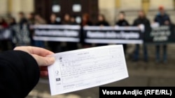 Performans Žena u crnom u Beogradu radi potsećanja na zločin u Štrpcima