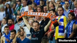 Вболівальники під час матчу між донецьким «Шахтарем» і київським «Динамо», архівне фото, 2017 рік