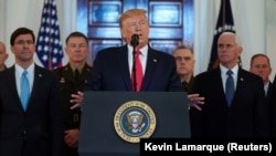 Дональд Трамп Ак үйдө сүйлөп жатат. 