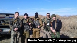 Бондо Доровських (крайній праворуч) та інші бойовики під Алчевськом
