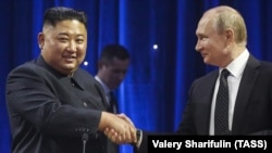 Лідер КНДР Кім Чен Ин і президент Росії Володимир Путін (праворуч). Владивосток, 25 квітня 2019 року, ілюстративне фото
