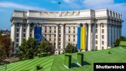 «На початку червня стало відомо, що 12 громадян України, які входили до складу екіпажу судна Srakane, фактично опинилися в ізоляції в порту міста Сан-Себастіан (штат Сан-Паулу, Бразилія), майже рік не отримували заробітну плату та не могли повернутися до України»