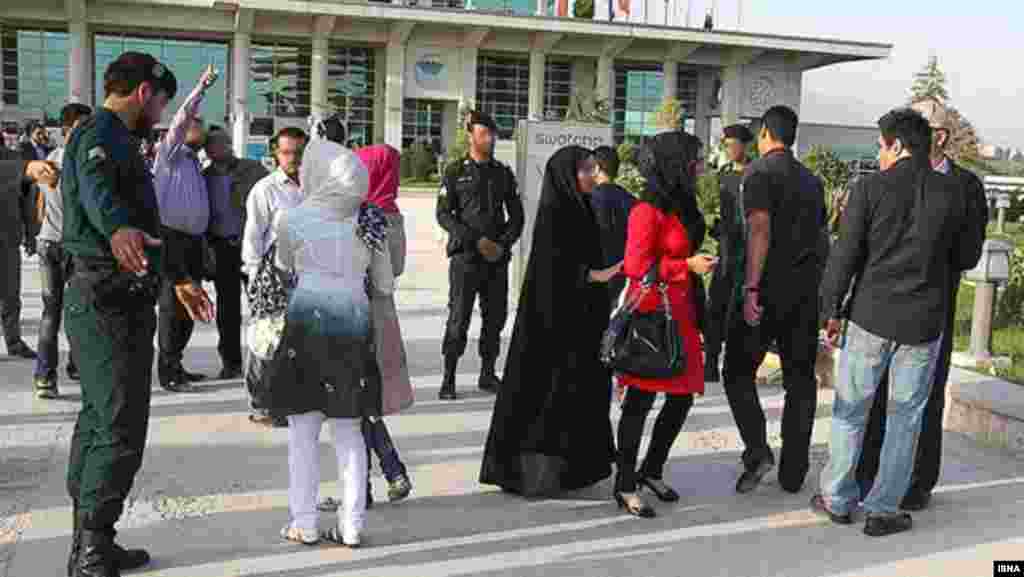 "Namünasib" geyidniyi üçün saxlanan Tehran sakinləri. 11 iyun 2012