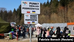 Українські біженці прибувають до Польщі, березень 2022 року