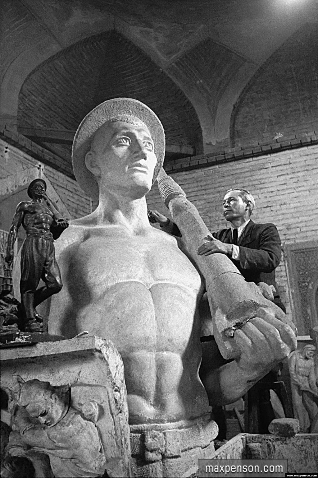 Майстерня скульптора Н. Красовського, 1943 рік. Цю постать шахтаря пізніше встановили в центрі Ташкента