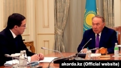 Президент Казахстана Нурсултан Назарбаев во время встречи с председателем Национального банка Данияром Акишевым. 16 июля 2018 года.