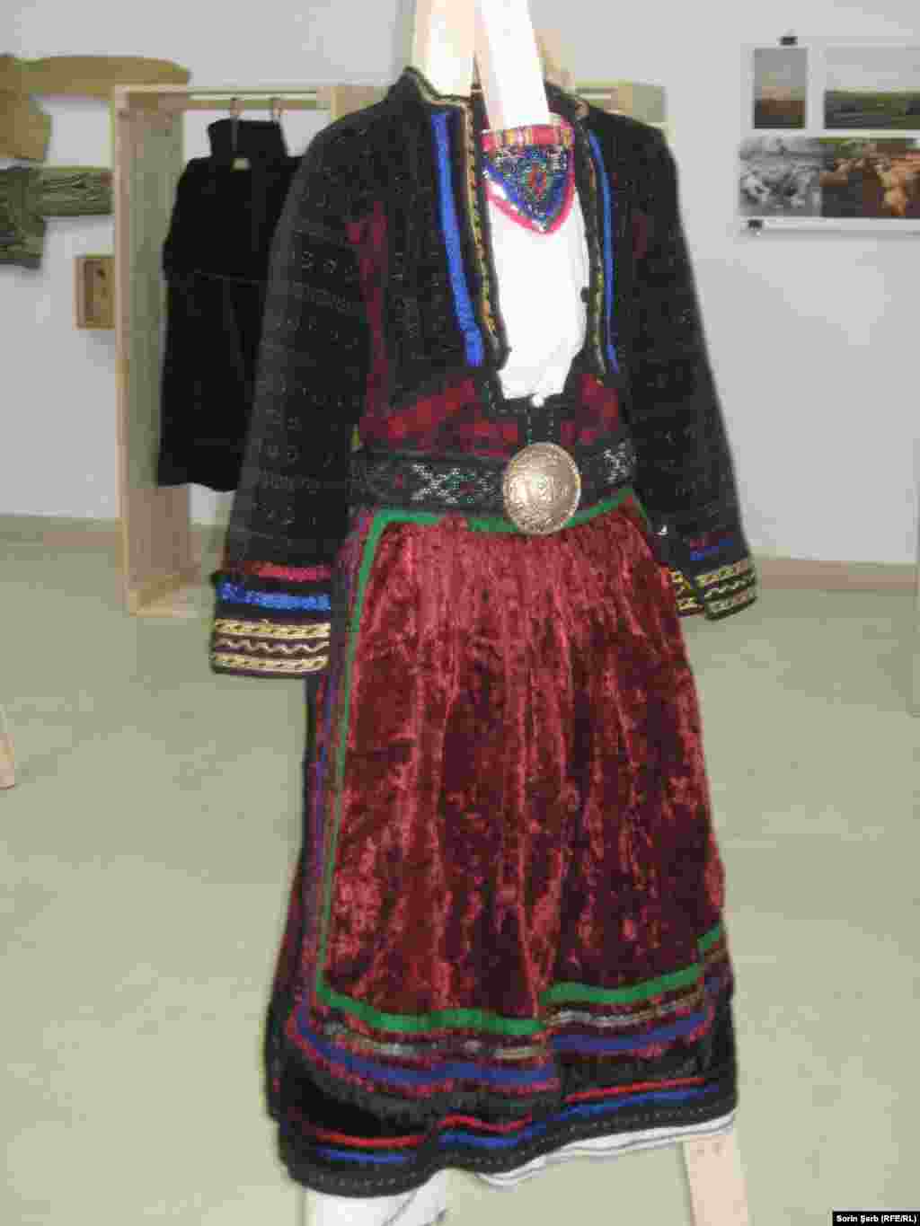De obicei, femeile aromâne se îmbracă cu cânduși/ sarafan (colecția MȚR) și cu șcutacâ/ ilic, (colecția MȚR) 