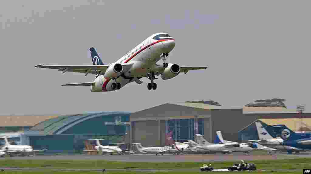 "Sukhoi Superjet - 100" Жакарта аба майданынан көтөрүлүп баратат