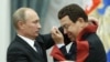 Orsýetiň prezidenti Wladimir Putin aýdymçy Iosif Kobzony sylaglaýar. Moskwa, 2012. 