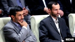 حمید بقایی (راست) در کنار محمود احمدی‌نژاد