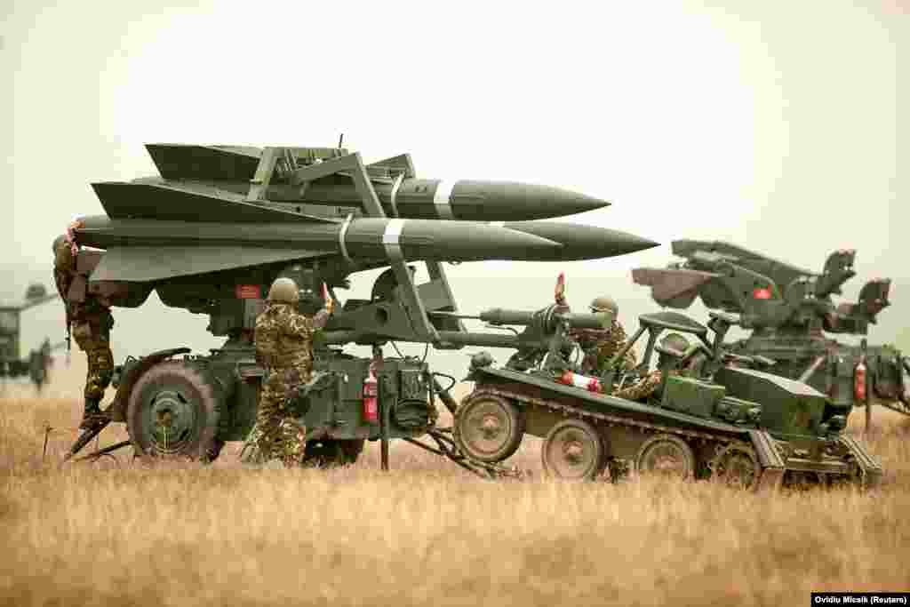 Зенітно-ракетні комплекси HAWK У заяві Державного департаменту США від 30 грудня повідомляється, що останній пакет озброєнь включатиме «боєприпаси для протиповітряної оборони». Водночас AP стверджує, що Києву буде надано системи протиповітряної оборони HAWK. Ракетна система HAWK вперше надійшла на озброєння армії США в 1959 році. Ці ракети виявилися ефективними проти російських безпілотників «Шахед» іранської розробки, які рухаються з невеликою швидкістю