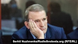 13 травня Печерський районний суд Києва відправив Медведчука під цілодобовий домашній арешт до 9 липня