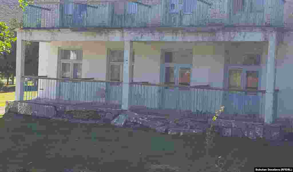 Жети-Өгүз суусу шаркырап, минералдык табигый түрдүү суусу көп жайдын өткөн кылымдын орто ченинде курулган №3 жана №4 корпусуна жайгашкандар ичер суу менен жакшы дааратканага зар. Дарылануудан чыккан адамдар чөккөн отургучтарга отурса тура алышпай убара. 