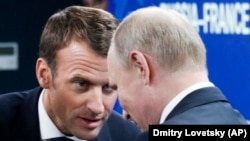 Президент Франції Емманюель Макрон (л) та його російський колега Володимир Путін, архівне фото