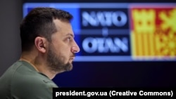 «Сьогодні я поїхав в дорогу сюди з вірою в рішення, із вірою в партнерів, із вірою в сильне НАТО. У НАТО, яке не сумнівається, не втрачає часу й не озирається на будь-якого агресора», – сказав Володимир Зеленський 