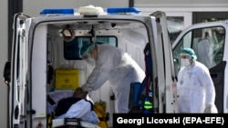 Doktorët duke bartur me ambulancë një pacient me koronavirus. Shkup, foto nga arkivi. 