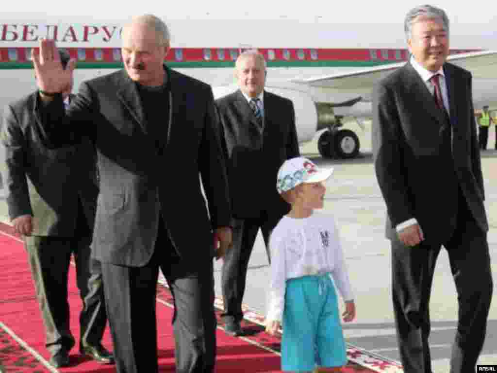Лукашенко і Коля прибувають із візитом у Бішкек, липень 2009 року