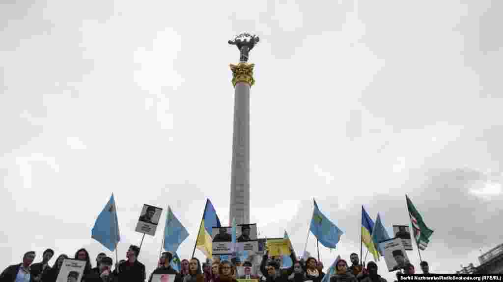 Учасники акції тримають плакати на підтримку політв'язнів Кремля – Ільмі Умерова, Ахтема Чийгоза та інших 