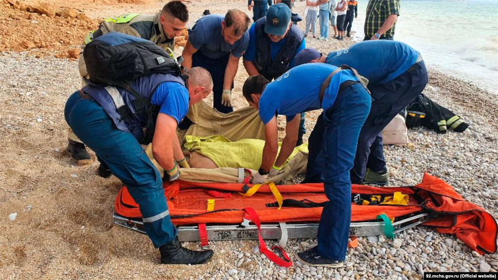 Пандемія коронавірусу – не єдина смертельна загроза, що переслідувала туристів цьогоріч. Подія в районі селища Любимівка під Севастополем на початку вересня обернулася неприємними наслідками для двох туристів, які відпочивали на «дикому» пляжі. Землею засипало хлопця і дівчину, пише севастопольське видання ForPost з посиланням на очевидців. За їхніми словами, постраждалих з-під завалів відкопували відпочивальники, їхній одяг так і залишився під завалом. На фото: співробітники російського МНС у Криму надають допомогу постраждалим під час сходження ґрунту в селищі Любимівка, 5 вересня
